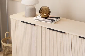 Kopparbo Ribbad Sideboard med Förvaring - Vitlaserad / Ljus Ek / Trä - Products - Förvaring - Förvaringsmöbler - Sideboard & skänk