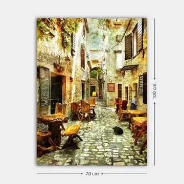 Canvastavla 70x100 cm - Pittoresk gränd med träbord och stolar, omgiven av gamla stenhus - Brun / Grå / Grön - Products - Inredning - Tavlor & posters - Canvastavla