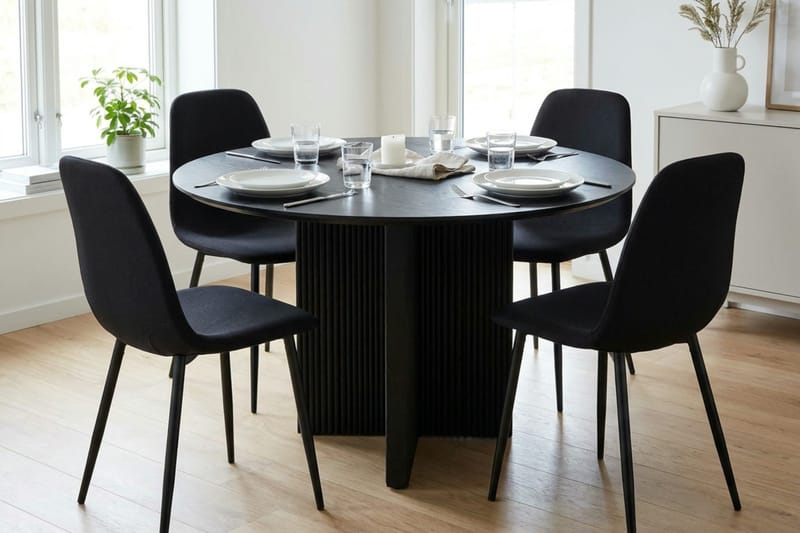 Edda Matgrupp runt 110 cm Svart med 4 Nibe Matstolar - Svartlaserad ek - Products - Möbler - Bord & matgrupp - Matgrupp