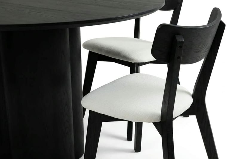 Juno Matgrupp 150 cm runt i Svart med 6 Amelia Matstolar med Dyna - Svartlaserad ek - Products - Möbler - Bord & matgrupp - Matgrupp