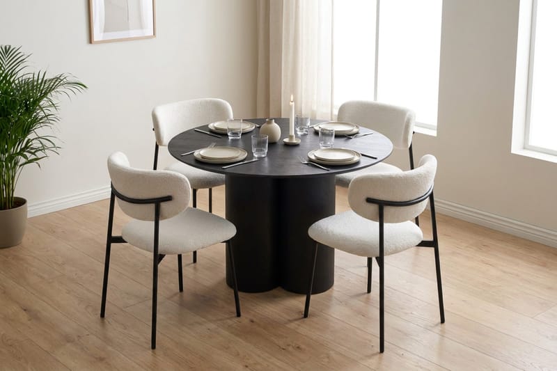Juno Matgrupp runt 110 cm Svart med 4 Lucy Matstolar - Svart - Products - Möbler - Bord & matgrupp - Matgrupp