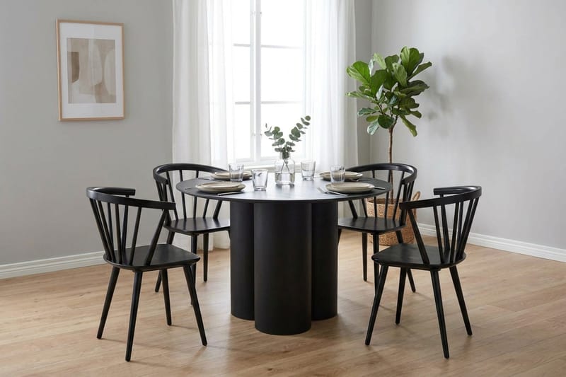 Juno Matgrupp runt 110 cm Svart med 4 Tyrö Matstolar - Svart - Products - Möbler - Bord & matgrupp - Matgrupp