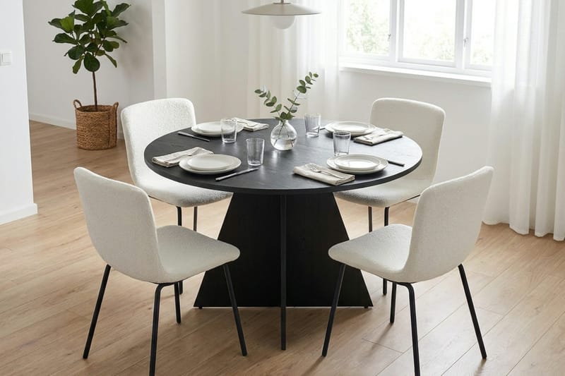 Vera Matgrupp runt 110 cm Svart med 4 Katy Matstolar - Svartlaserad ek - Products - Möbler - Bord & matgrupp - Matgrupp