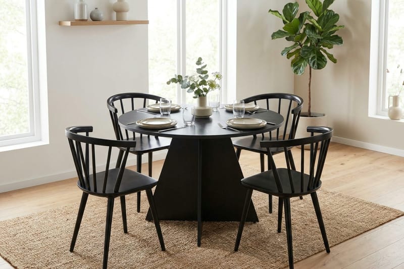 Vera Matgrupp runt 110 cm Svart med 4 Tyrö Matstolar - Svart - Products - Möbler - Bord & matgrupp - Matgrupp