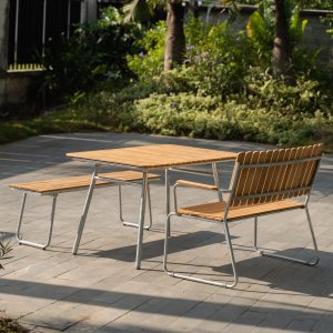 Möllan udendørsgruppe i teak: sofa + bænk og spisebord 120x80 cm Möllan udendørsgruppe i teak: sofa + bænk og spisebord 120x80 cm