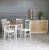 Dalsland spisegruppe: Rundt bord i Eg/Hvid med 4 hvide spisestuestole Nidinge