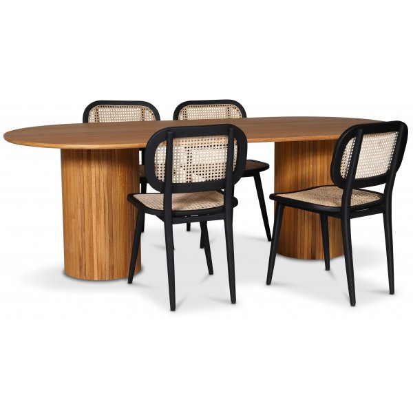 Nova spisebordsst; ovalt spisebord, olieret eg + 4 stk. Sikns II stole i sort/rattan