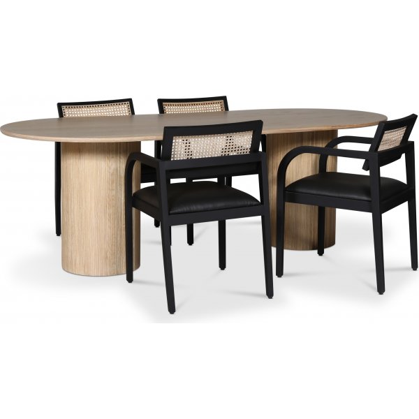 Nova spisebordsst; ovalt spisebord, hvidolieret eg + 4 stk. Sikns stole sort/rattan