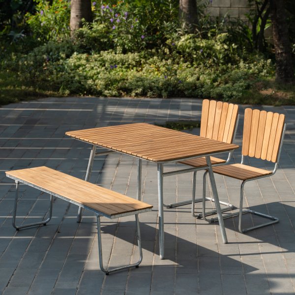 Mllan udendrsgruppe i teak: 2 stole med bnk og spisebord 120x80 cm