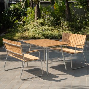 Möllan udendørsgruppe i teak: 2 sofaer med spisebord 120x80 cm Möllan udendørsgruppe i teak: 2 sofaer med spisebord 120x80 cm
