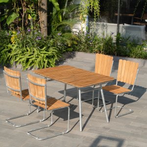 Möllan udendørsgruppe i teak: 4 stole med spisebord 120x80 cm Möllan udendørsgruppe i teak: 4 stole med spisebord 120x80 cm