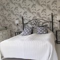 Kundebillede Accent sengebord/piedestal 65 - hvid marmor / sort understel