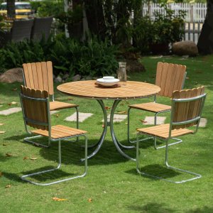 Möllan udendørsgruppe i teak: 4 stole med spisebord Ø110 cm Möllan udendørsgruppe i teak: 4 stole med spisebord Ø110 cm